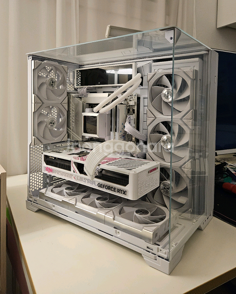 9800x3d/x870/rtx5070ti 리안리 본체--4