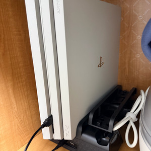 플스4 1TB 및 게임팩 약21개 팝니다.