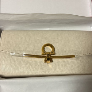 페라가모 장지갑 베이지컬러 (미사용)