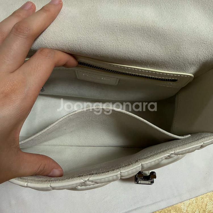 디올 캠프백 매크로 까나쥬 라떼 (지수 착용) 판매!--2