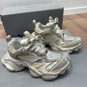 발렌시아가 카고스니커즈 에그쉘 39사이즈 새제품 팝니다