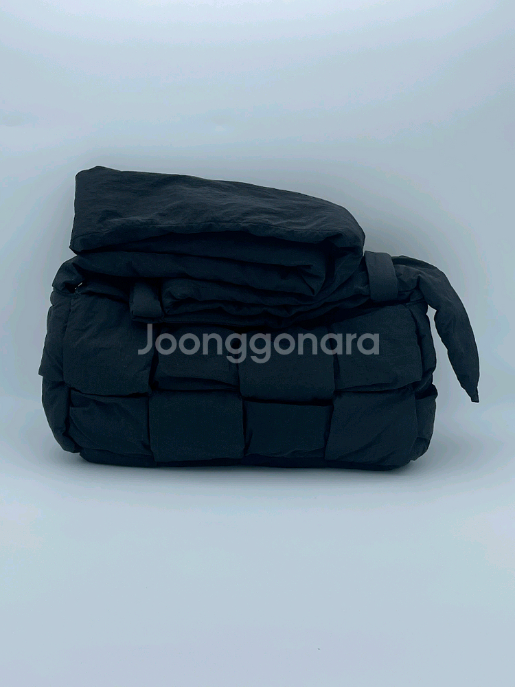 [ 정품 / 새상품급 ] 보테가베네타 패딩 카세트백블랙--0