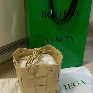 보테가베네타 버킷백 스몰 포리지 색상