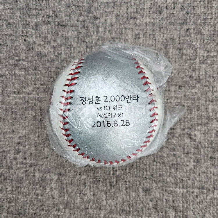 LG 정성훈 2000안타 기념구, 야구공--1