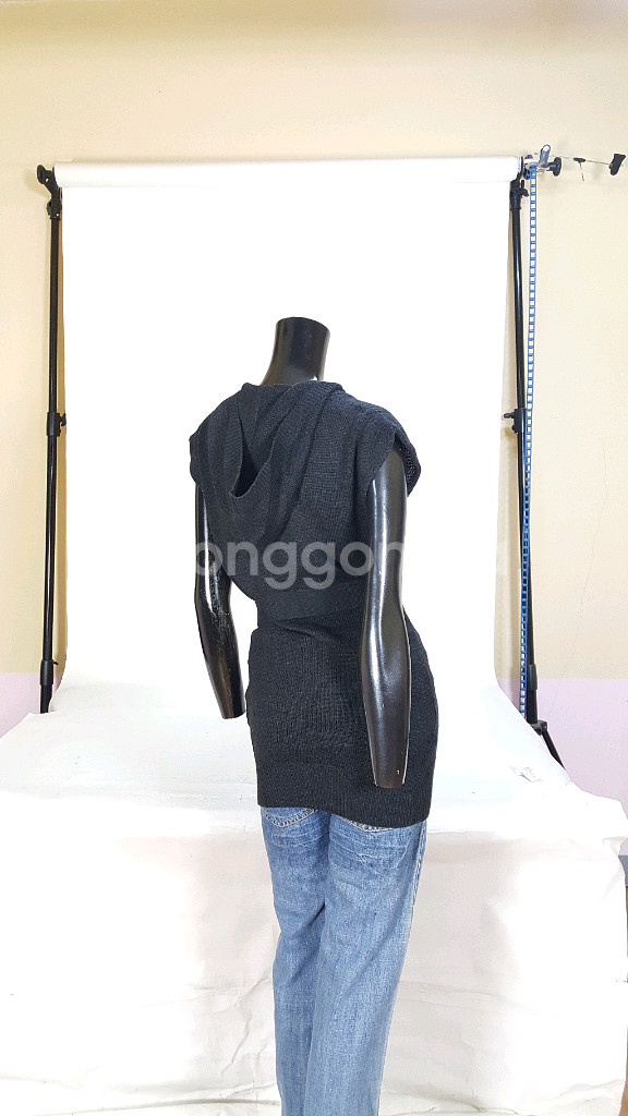 알리시 진회색 울 여성 민소매 후드 니트--4