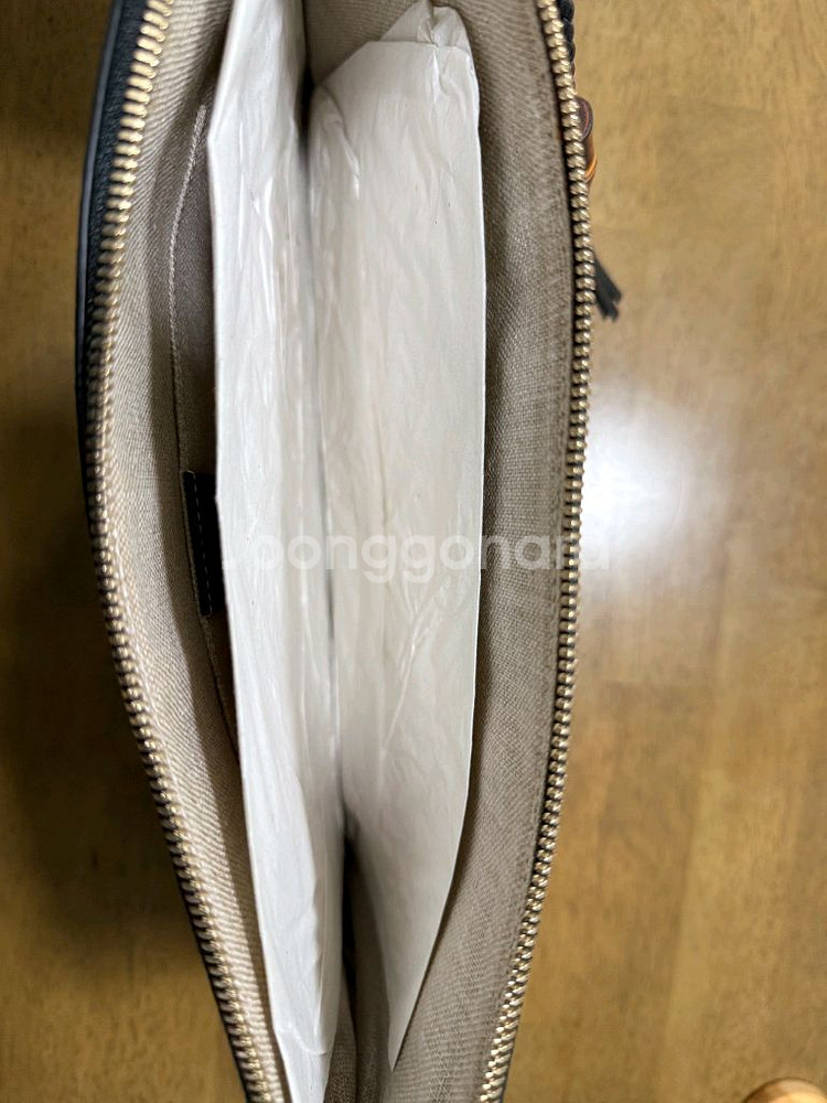 [미사용 정품] 구찌 블랙 레더 대나무 태슬 클러치백--6