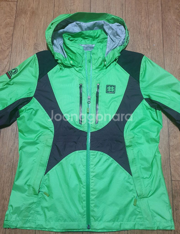 코오롱 아웃도어 바람막이 95 사이즈입니다--0