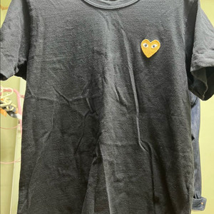 꼼데가르송 플레이 골드 하트 와펜 숏슬리브 티셔츠 블랙