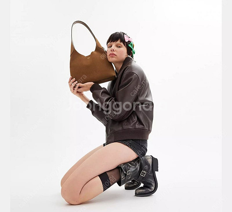 코치 브루클린 28 세미 무스탕 숄더백 (스웨이드)--0