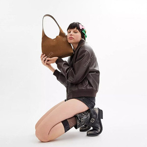 코치 브루클린 28 세미 무스탕 숄더백 (스웨이드)