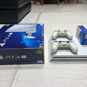 PS4 Pro 1TB 글레이셔 화이트 듀얼쇼크 2개