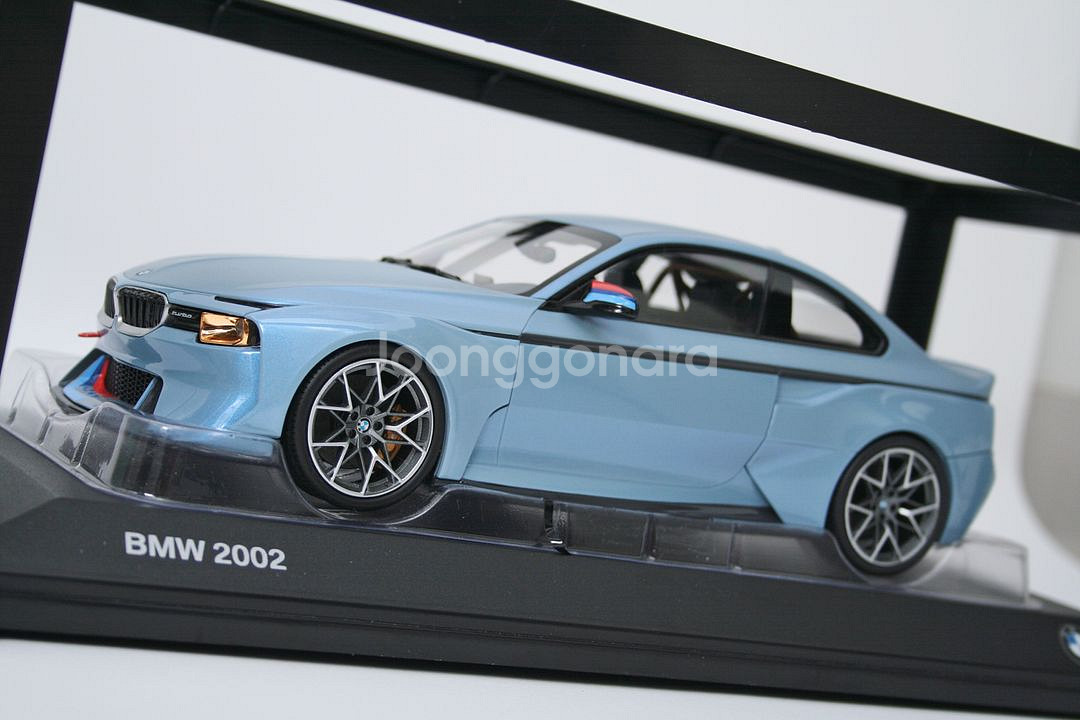BMW 1:18 다이캐스트 2002오마쥬 컨셉트--0
