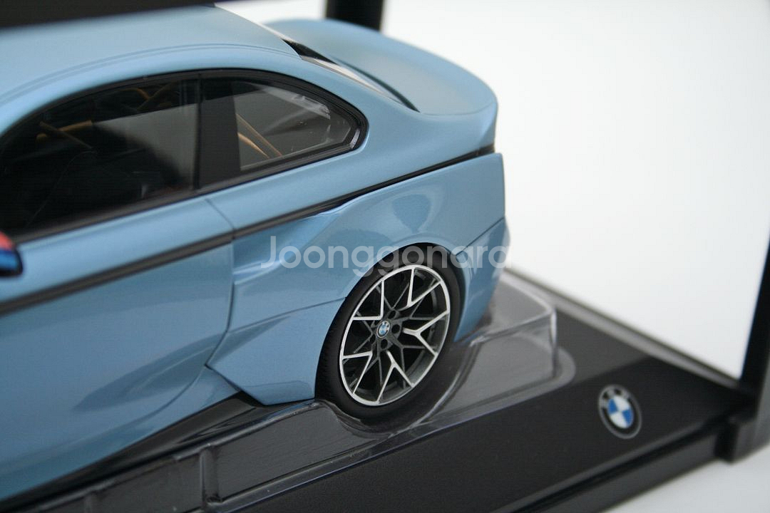 BMW 1:18 다이캐스트 2002오마쥬 컨셉트--3