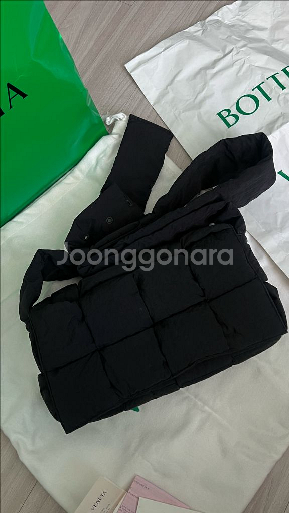 보테가 베네타 패디드 카세트백 블랙--0