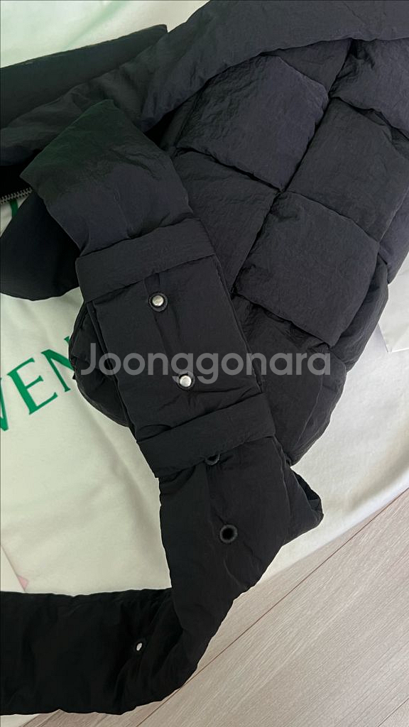 보테가 베네타 패디드 카세트백 블랙--3