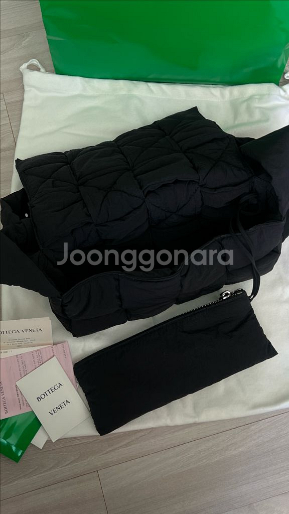 보테가 베네타 패디드 카세트백 블랙--2