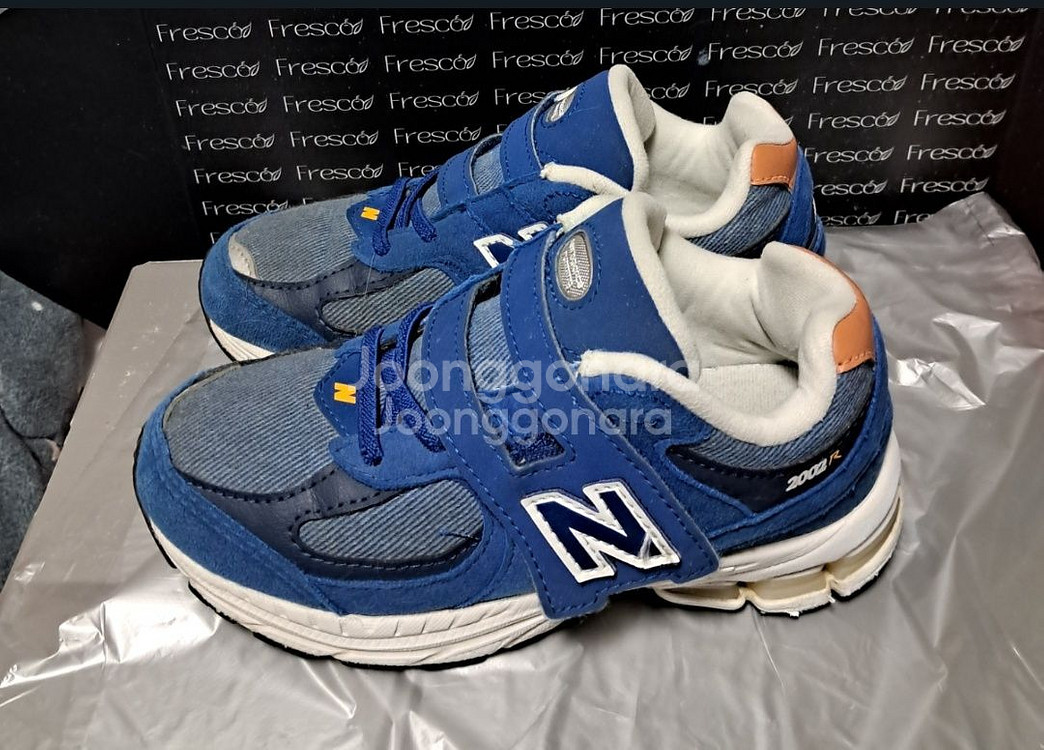 뉴발란스키즈 2002r 운동화블루 185사이즈--1