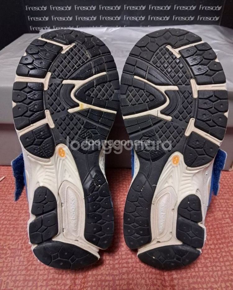 뉴발란스키즈 2002r 운동화블루 185사이즈--7