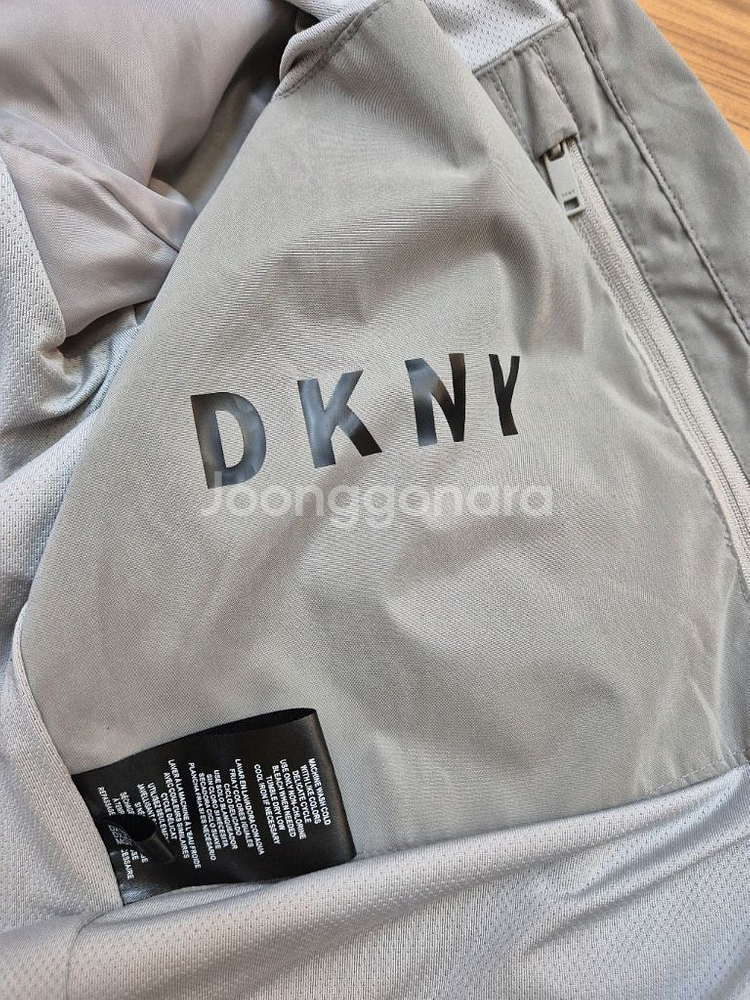DKNY 바람막이 M사이즈 판매합니다. 은은한 회색톤이--3