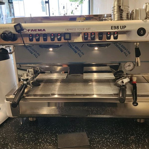 FAEMA E98 UP 2그룹 커피 머신