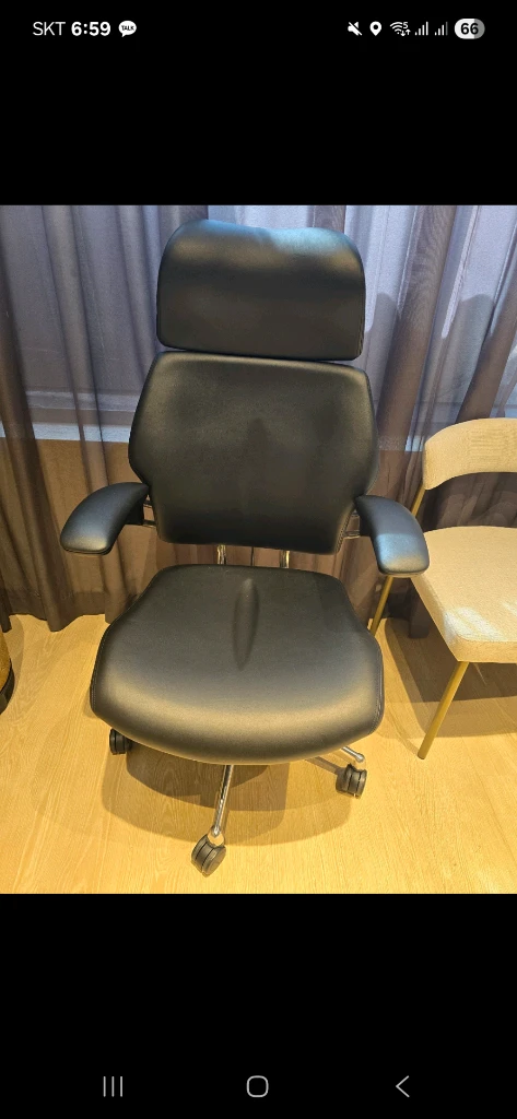 휴먼스케일 프리덤 매장 전시품 이미지