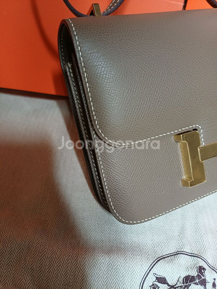 콘스탄스 18 에토프 금장 올수공 앱송가죽. 거울내장--1