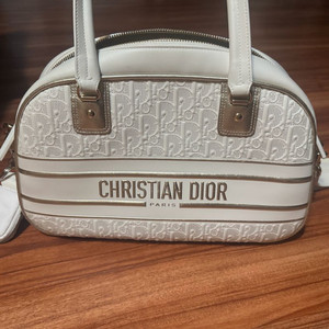 디올 미디엄 바이브 클랙식 볼링백 화이트