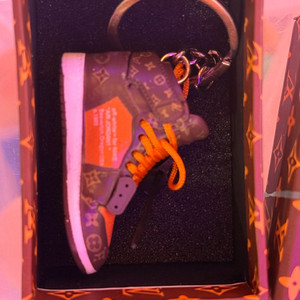 나이키 조던 루이비똥 키링입니다