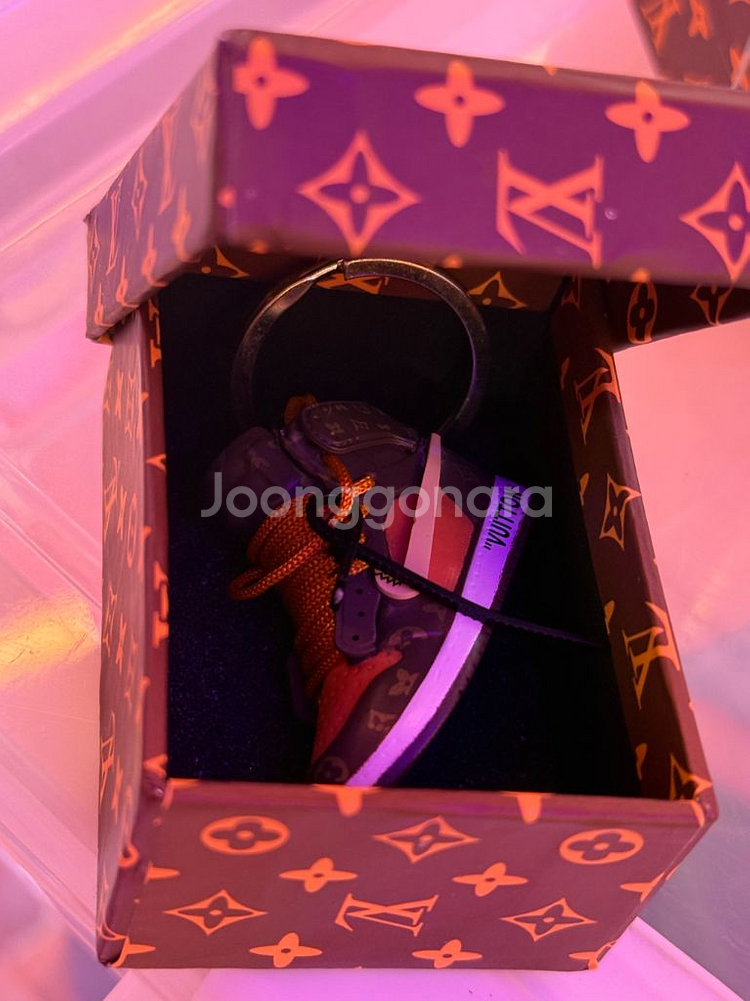 나이키 조던 루이비똥 키링입니다--2