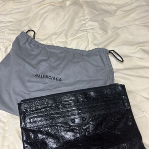 발렌시아가 레더 클러치백