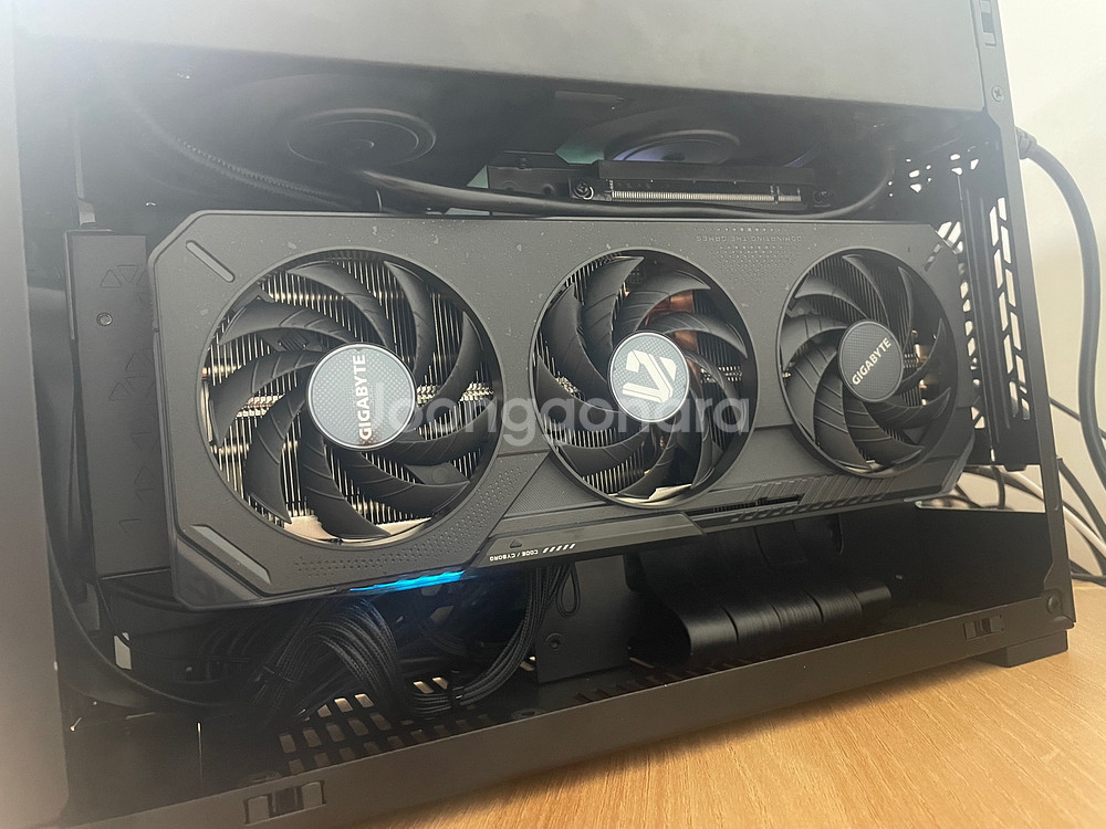 기가바이트 RX 9060 XT 8GB--0