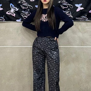 러브이즈트루 하트 로고 니트