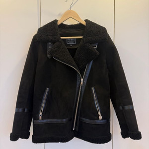 게스 여성 블랙 무스탕 자켓 XS(대전신세계백화점구매)