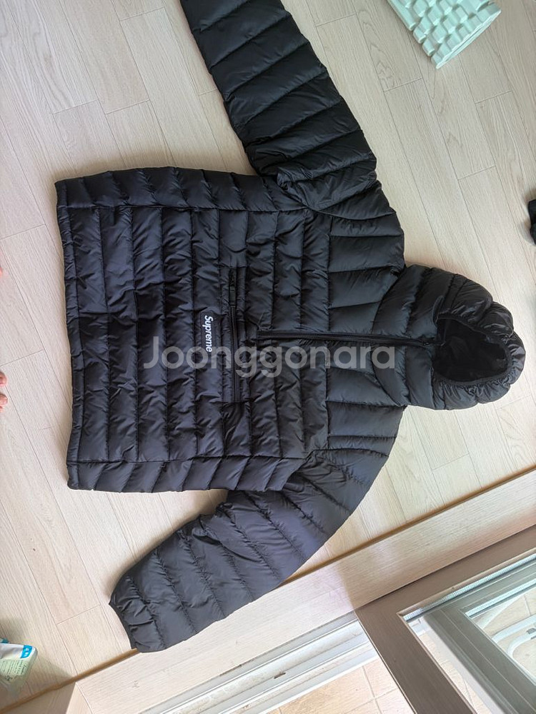 슈프림 경량패딩 m사이즈--0