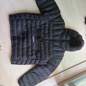 슈프림 경량패딩 m사이즈