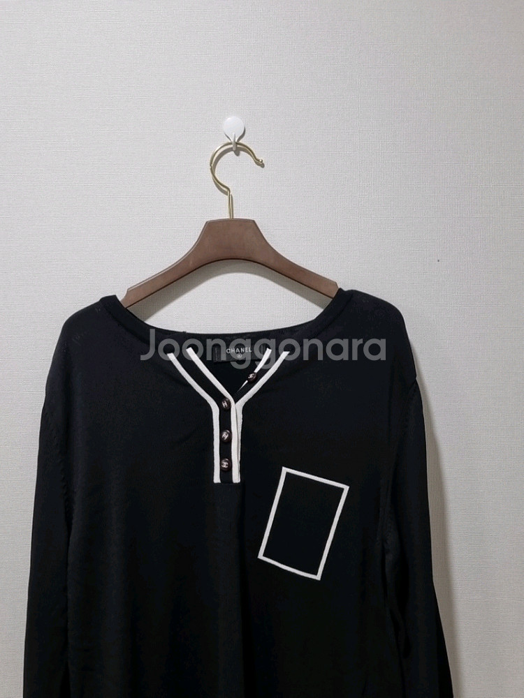 샤넬 CHANEL 배색 단추 니트 탑--2
