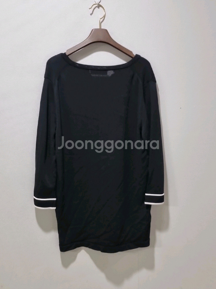 샤넬 CHANEL 배색 단추 니트 탑--3