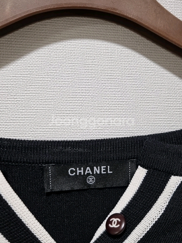 샤넬 CHANEL 배색 단추 니트 탑--4