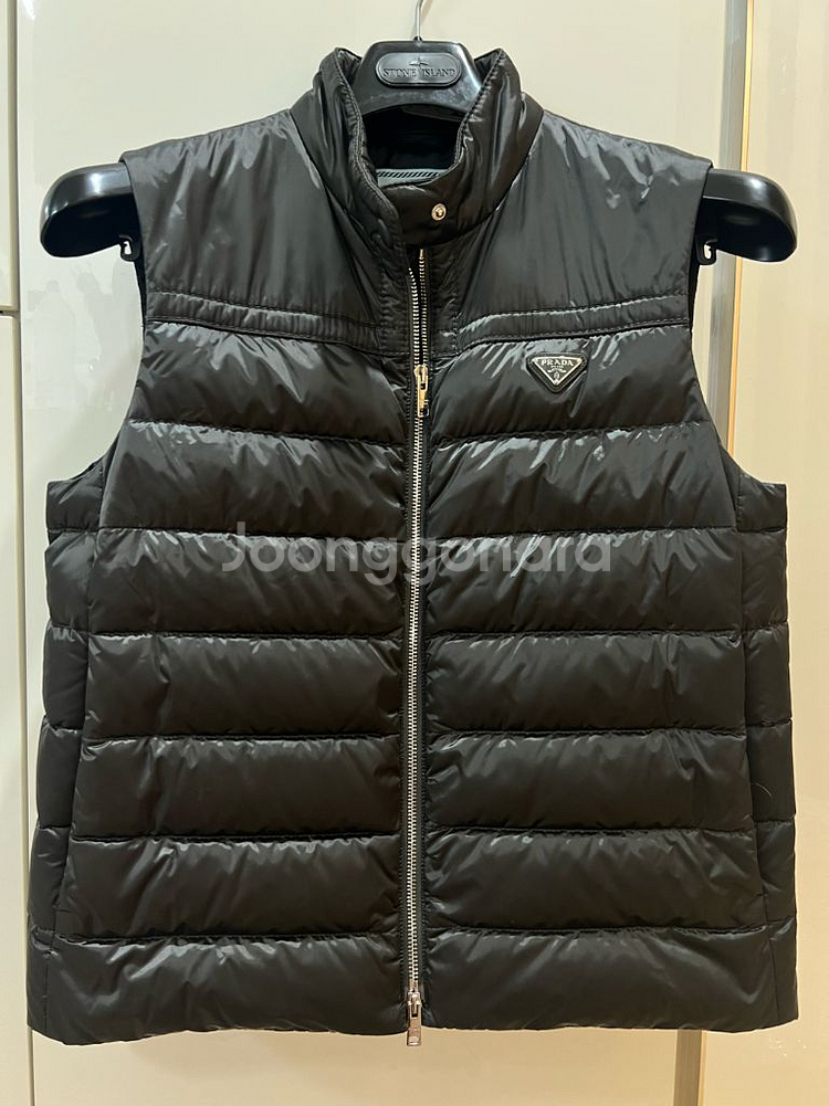 프라다 구스다운 패딩조끼 42 (새상품급)--0