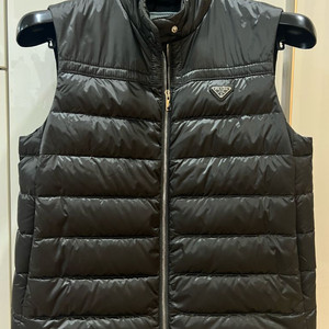 프라다 구스다운 패딩조끼 42 (새상품급)
