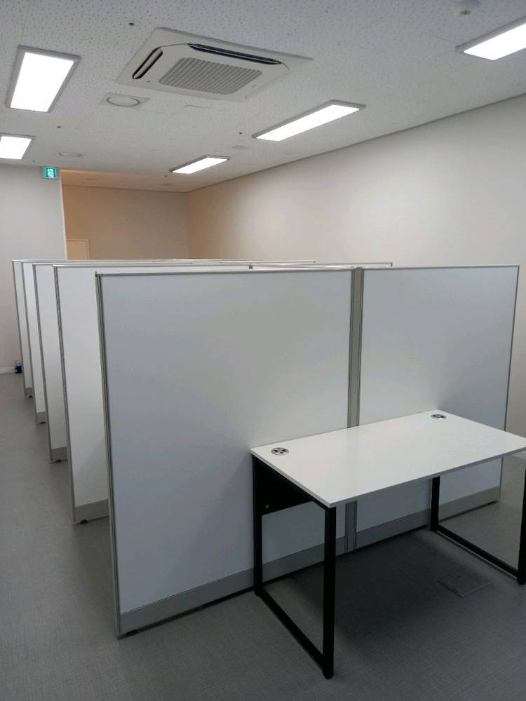 우드파티션 책상 서랍 의자 회의용테이블 작업탁자 원탁 이미지