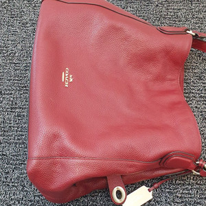 코치 가죽 숄더백입니다. 와인색의 고급스러운 가죽