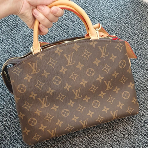 루비통가방 새거수준 두어번든게다임