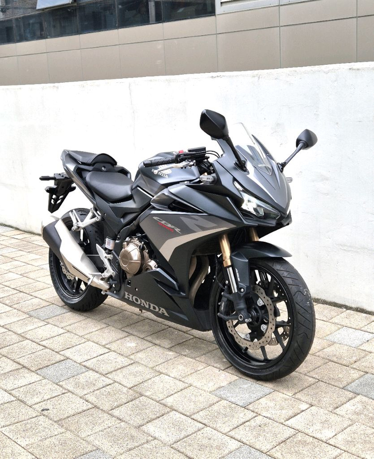 4천키로탄 2023 CBR500R 멧블랙 판매합니다. 이미지
