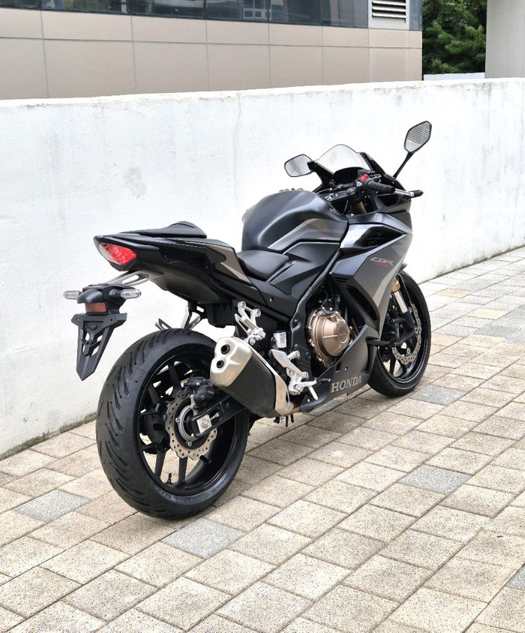 4천키로탄 2023 CBR500R 멧블랙 판매합니다. 이미지