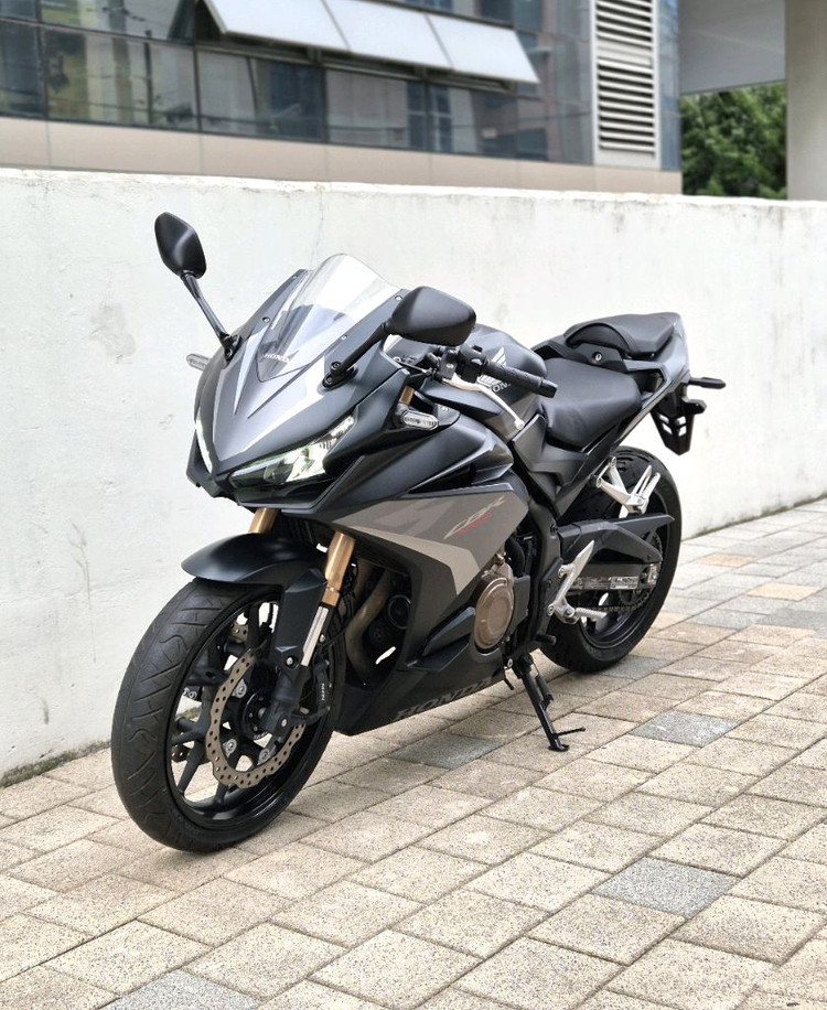 4천키로탄 2023 CBR500R 멧블랙 판매합니다. 이미지