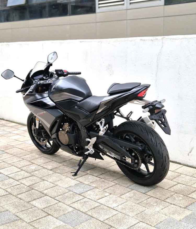 4천키로탄 2023 CBR500R 멧블랙 판매합니다. 이미지