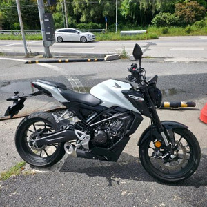 혼다 CB125R 25년식 화이트 / 300km신차급