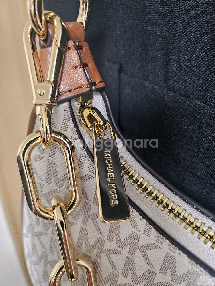 마이클코어스 크로스백--2