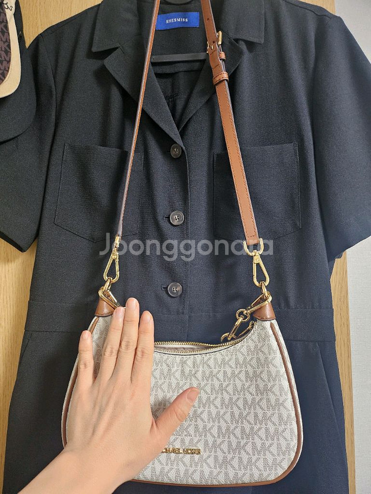 마이클코어스 크로스백--9